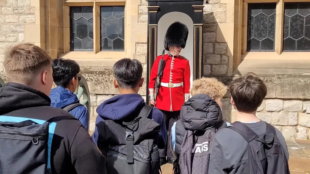 Welsh Guard shouts at kid get off the fence #horseguardsparade