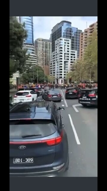 Melbourne police chased by protesters