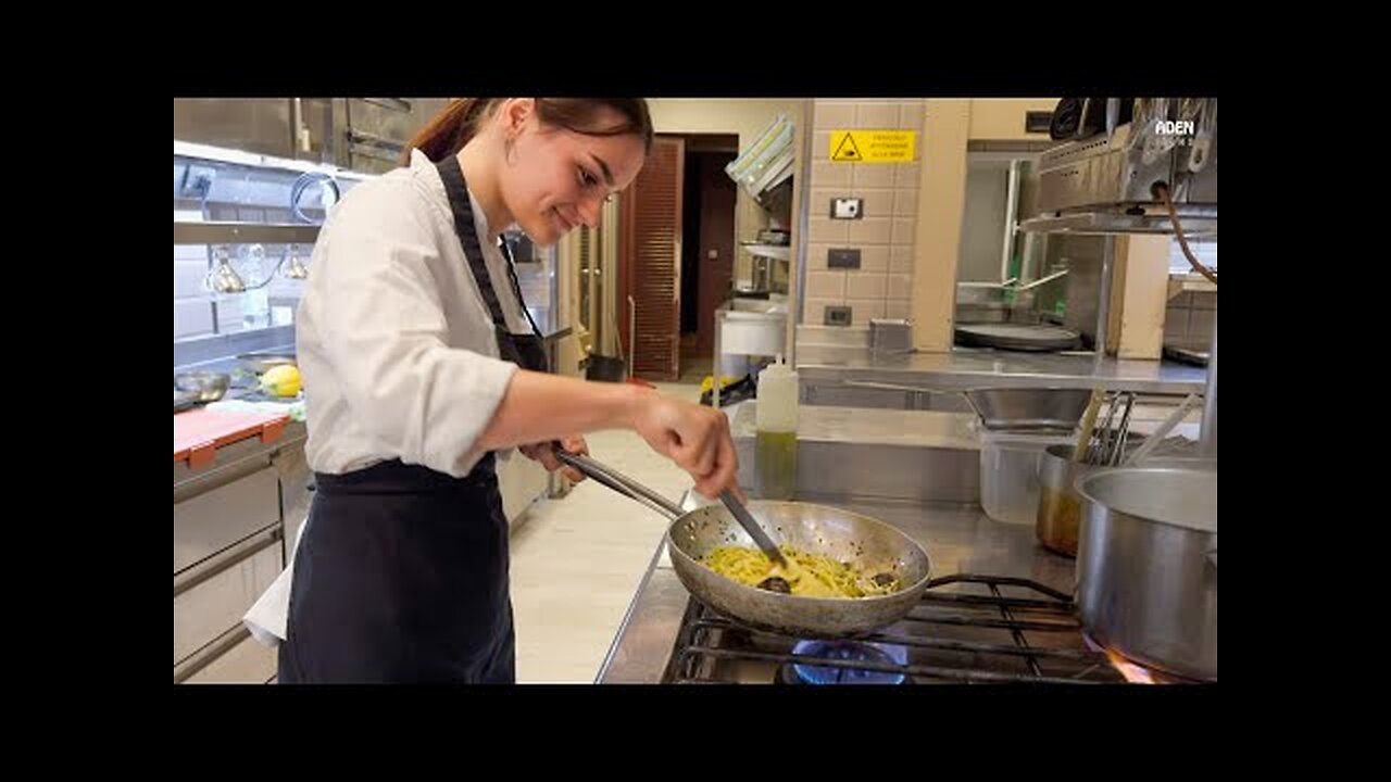 Italian Chef shares easy "Spaghetti alle Vongole" Recipe - Food in Florence