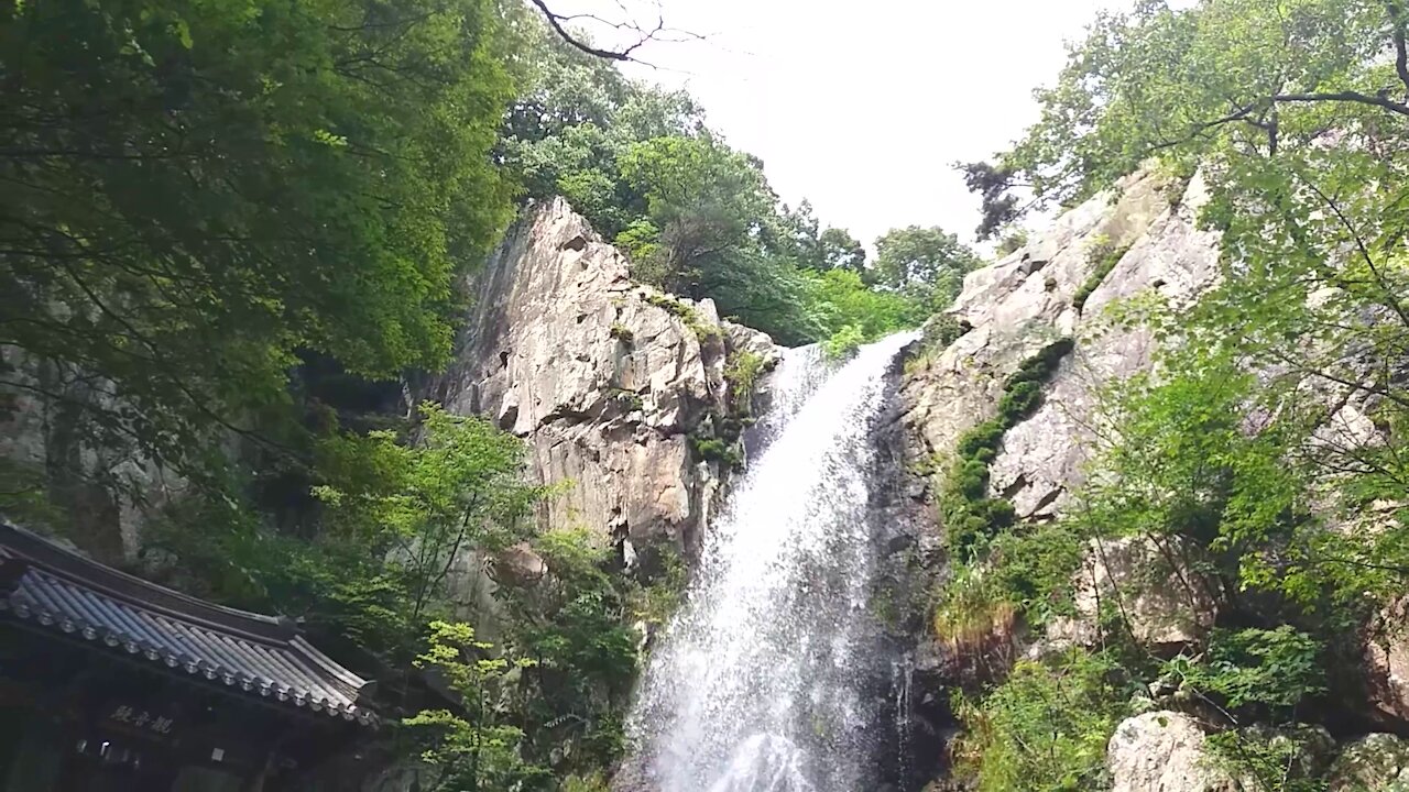 Arrived waterfall. (look at the waterfall :Hongryong Falls).