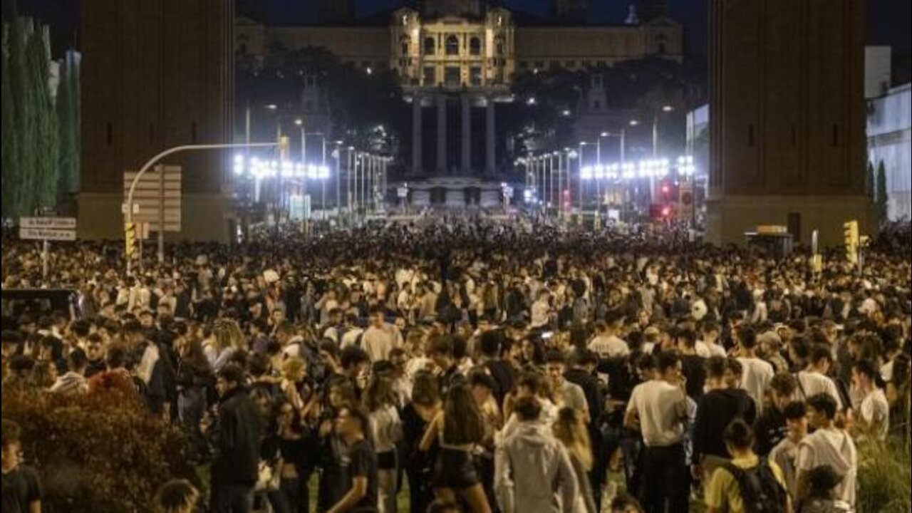 Macrobotellón en Plaza España de Barcelona por segunda noche consecutiva