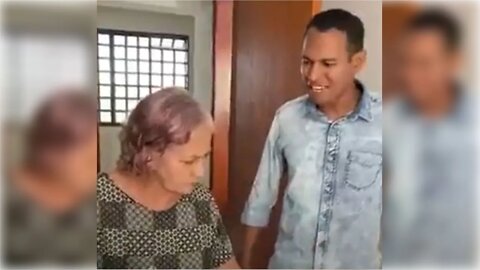 Isso aconteceu com ele, por ser sempre estúpido com sua mãe.