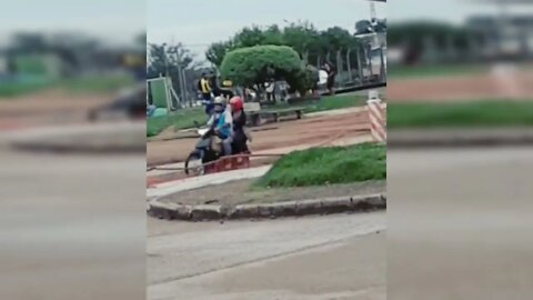 Hinchada de Peñarol en el Centro de Barrio N° 3, El Hongo (06/03/2022, Tacuarembó)