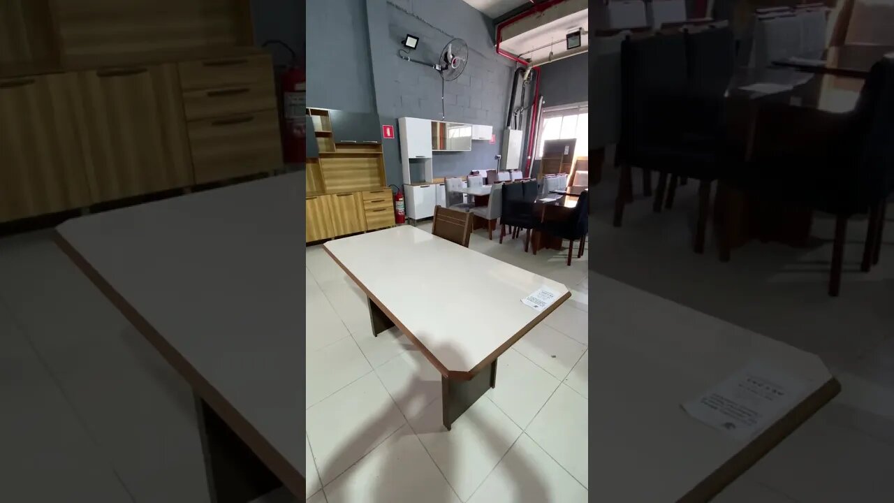 O conjunto de mesa New Charm é uma tendência na Estrela Móveis e vem colecionando fãs.