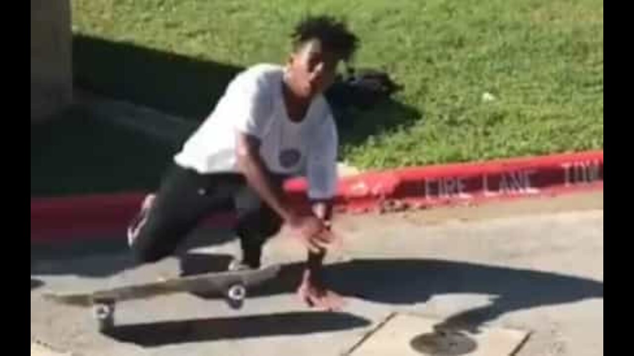 Ce skateur est heurté au cou par sa propre planche