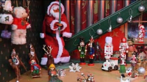 古い電話ボックスをクリスマスディスプレーに