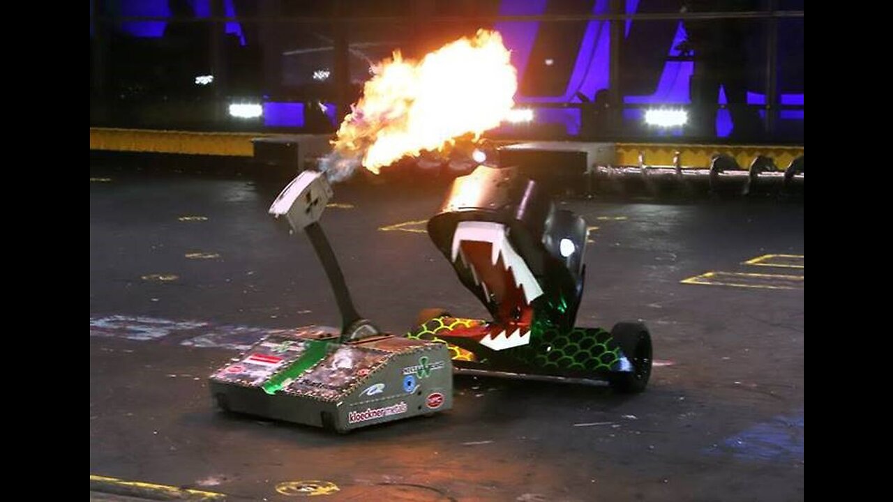 Crazy ending to an amazing fight! _ BattleBots FOTW_ RIPperoni vs Black Dragon _