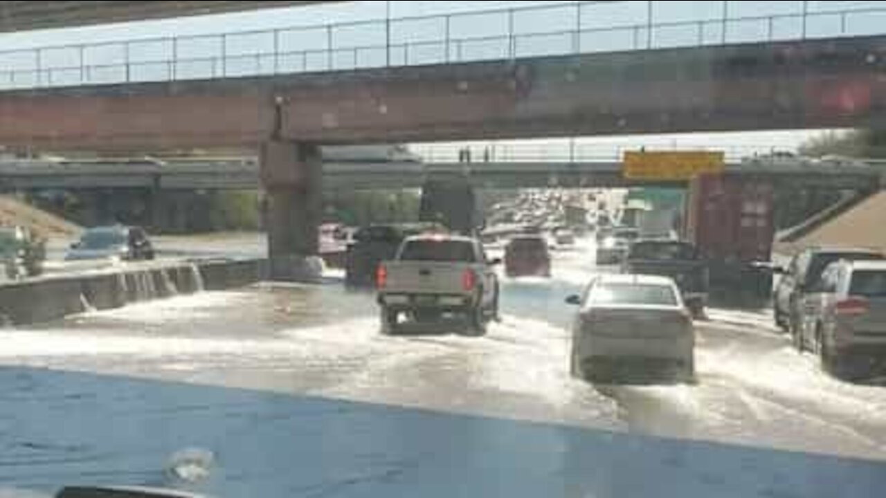 Cano de água inunda autoestrada no Texas