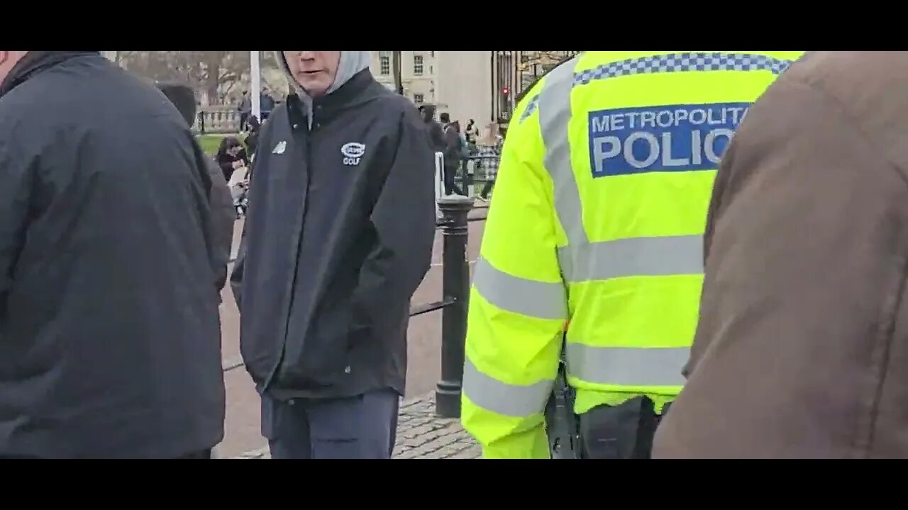 No suitcases aloud out side Buckingham Palace #buckinghampalace