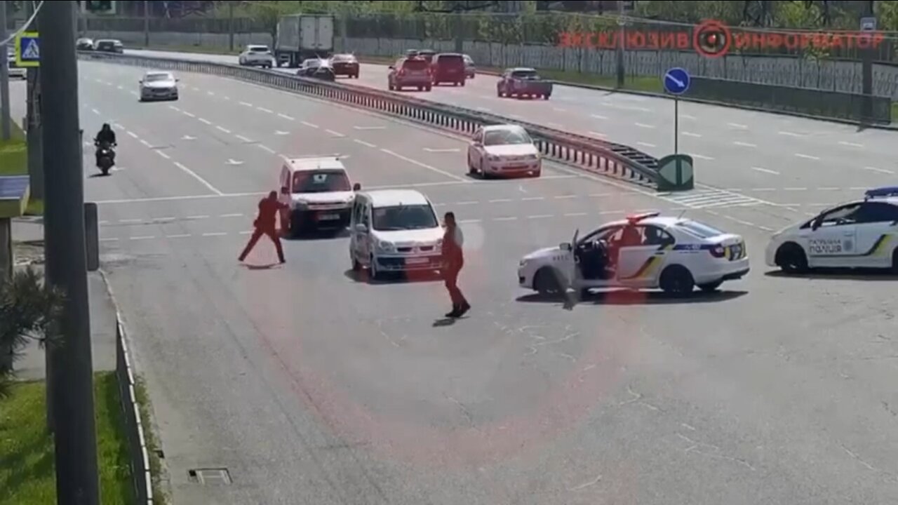 News A police officer with a machine gun tried to stop the motorcyclist. And stopped with your body