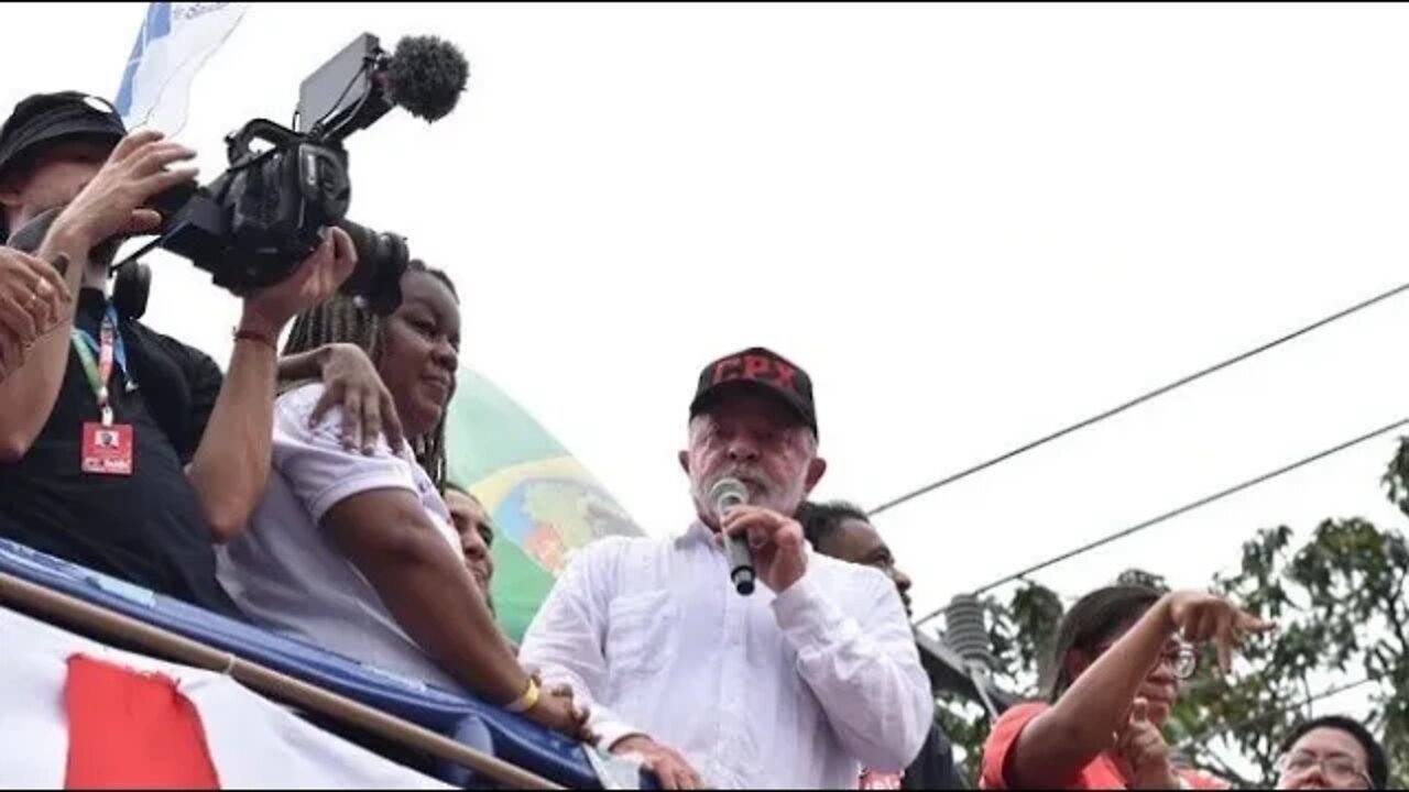 Lula faz caminhada no Complexo do Alemão