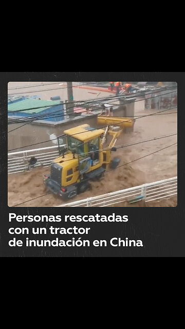 Un hombre rescata con un tractor a personas atrapadas por inundaciones en Pekín