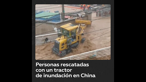 Un hombre rescata con un tractor a personas atrapadas por inundaciones en Pekín