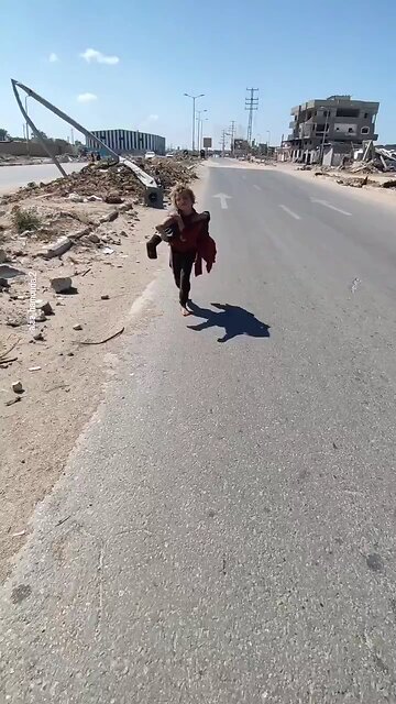 Heartbreaking: Displaced girl from Gaza carries her wounded sister, walks for more than 2 kilometres