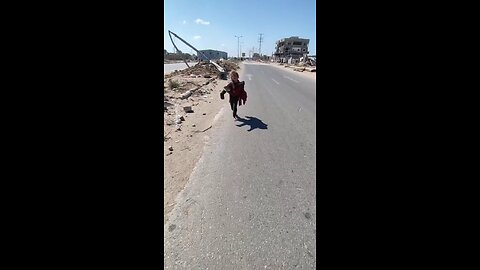 Heartbreaking: Displaced girl from Gaza carries her wounded sister, walks for more than 2 kilometres