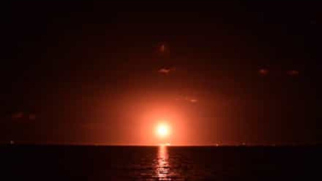 今年最初のスペースシャトル打ち上げでフロリダの街がライトアップ