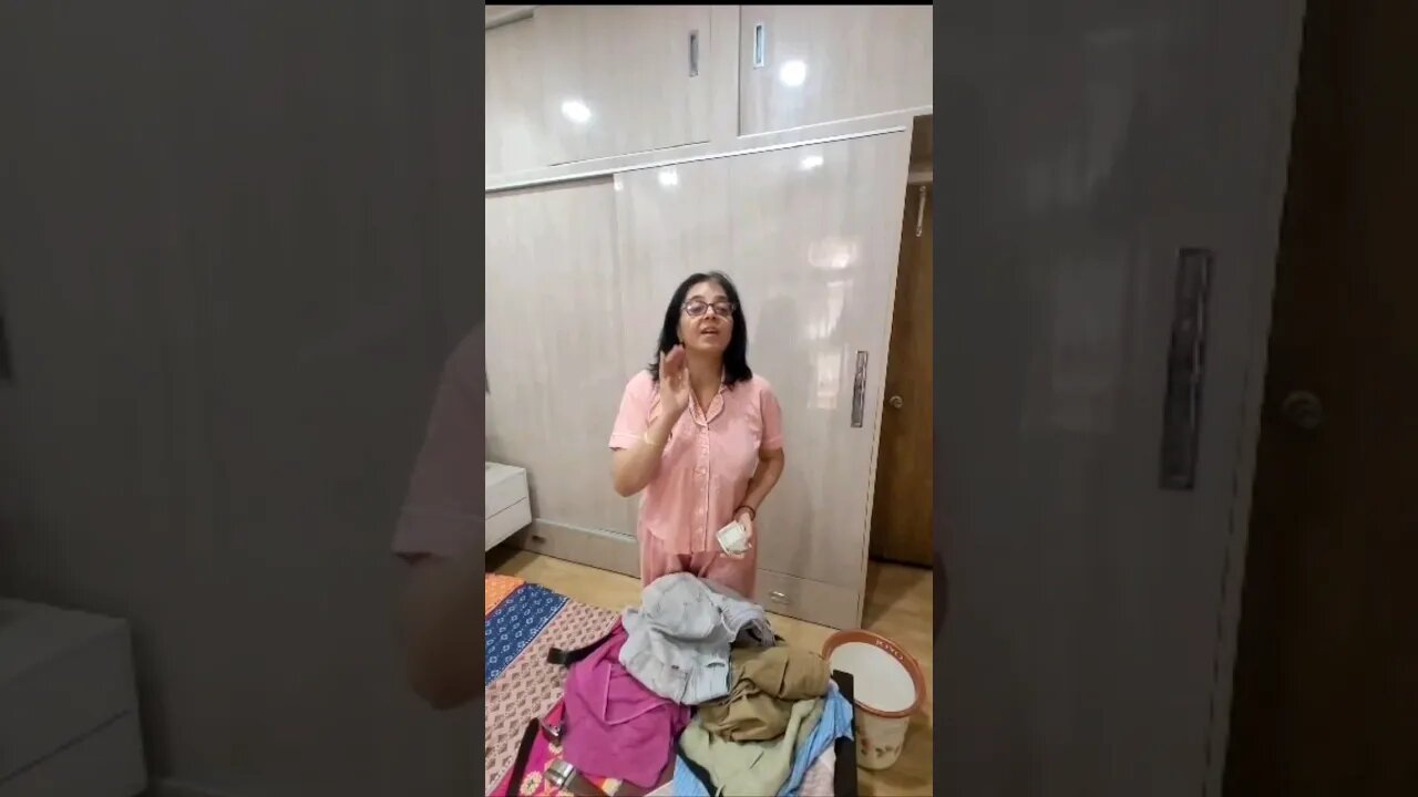 एक चतुर नारी.. नर पे भारी 🤪😂😂पति कान खुले रखें #shorts #comedy #short #husbandwifecomedy