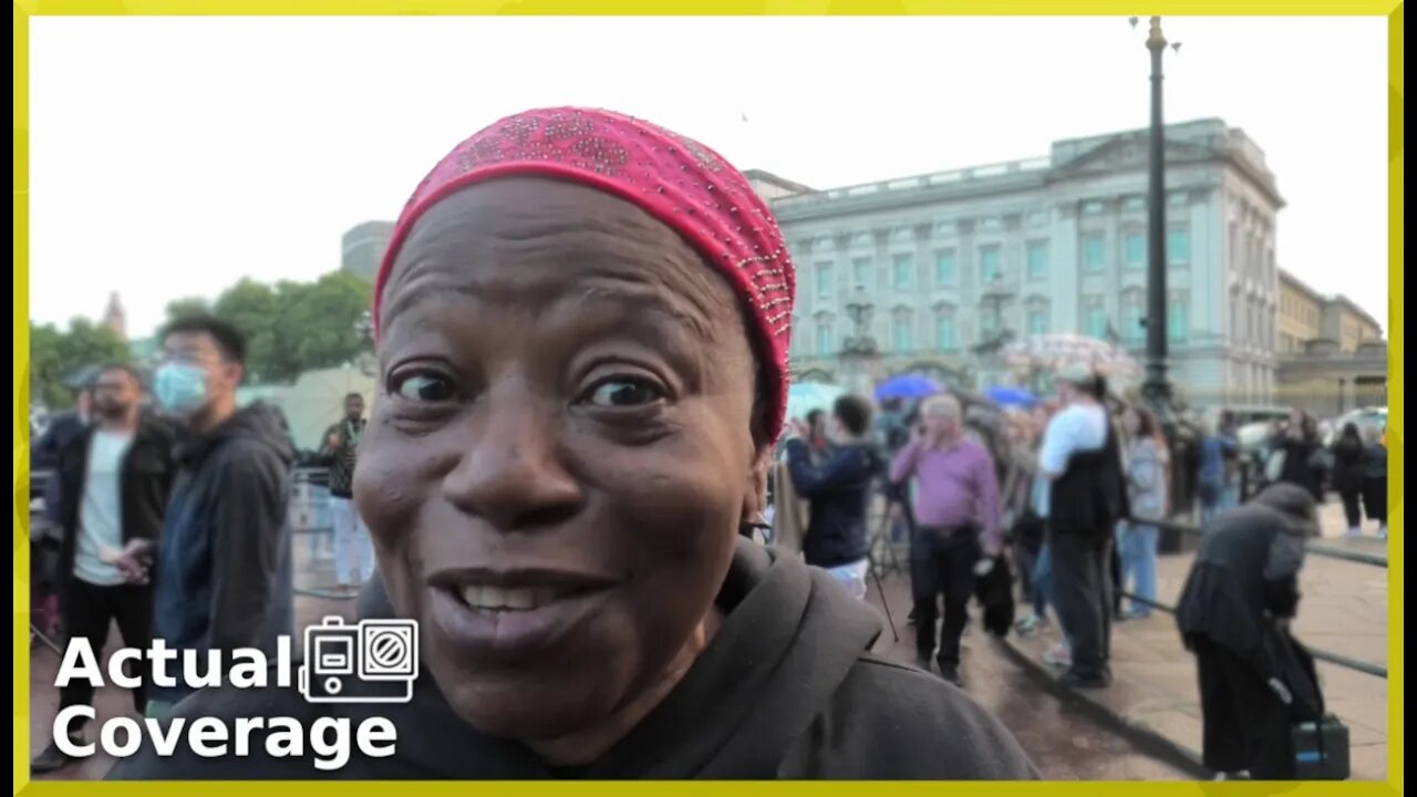 People after Queen Elizabeth II's passing | BUCKINGHAM PALACE | 8th September 2022