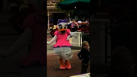 Daisy Duck posing in Disneyland Paris 🎀