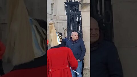 foot soldier getting the box men to bring the horse in #horseguardsparade