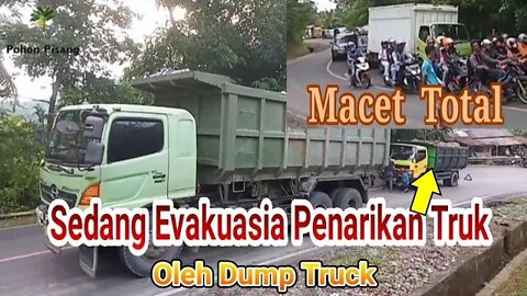 Truk Umplung Patah As Di Tanjakan Tajam