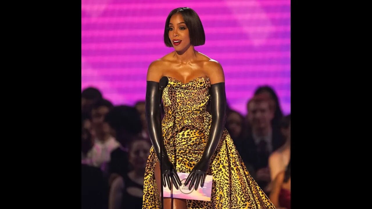 Kelly Rowland Asks 2022 AMAs Crowd to Chill Out #kellyrowland #shorts #shortvideo