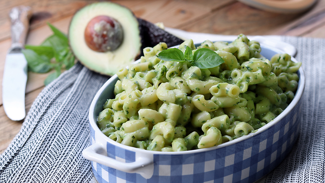 Creamy vegan macaroni and avocado recipe