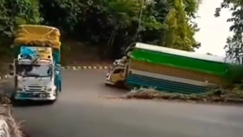 truck queue uphill on sharp turns