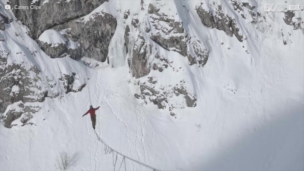 Slackline: sospesi tra montagne innevate a 170 metri d'altezza