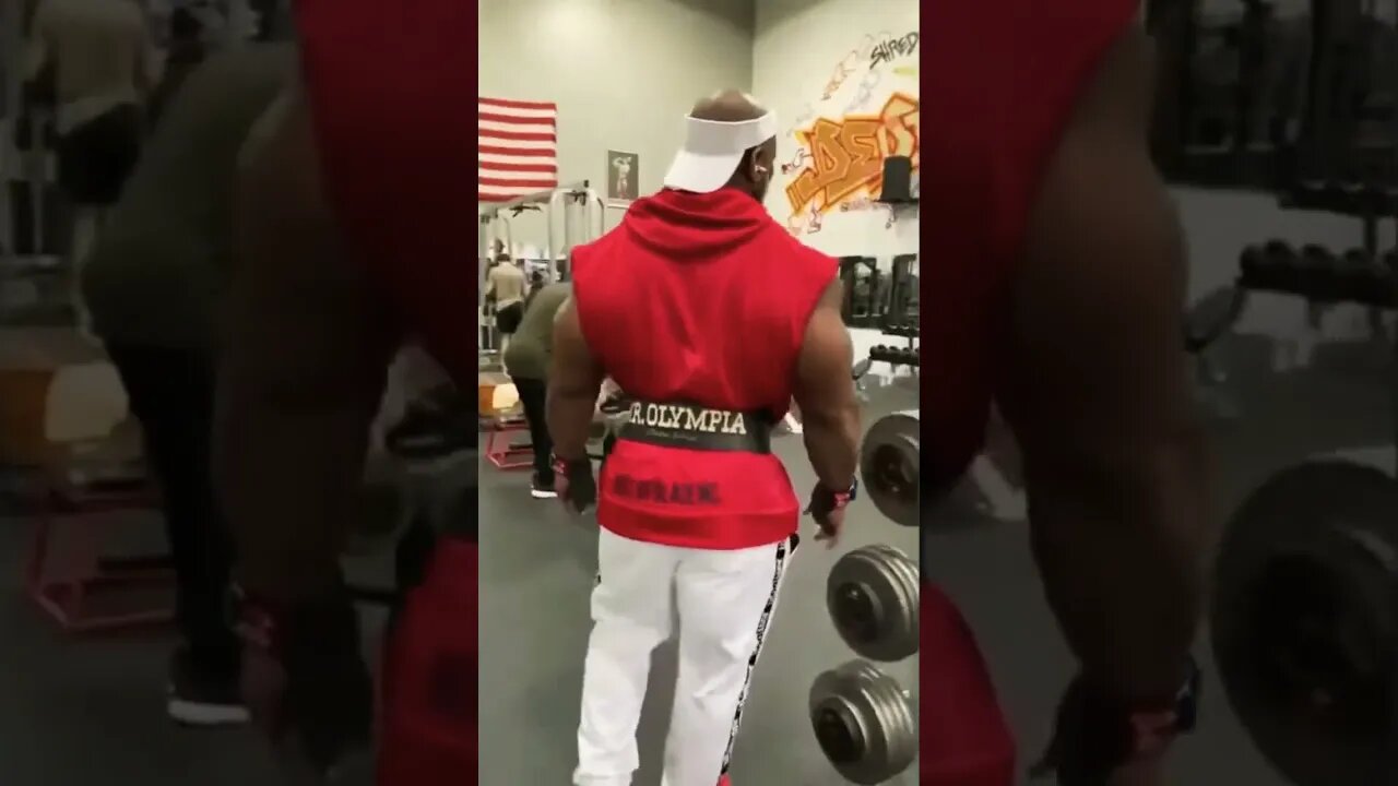 OLHA O SHAPE DO DEXTER JACKSON COM 51 ANOS DE IDADE TREINANDO BÍCEPS E TRÍCEPS PESADO NA ACADEMIA