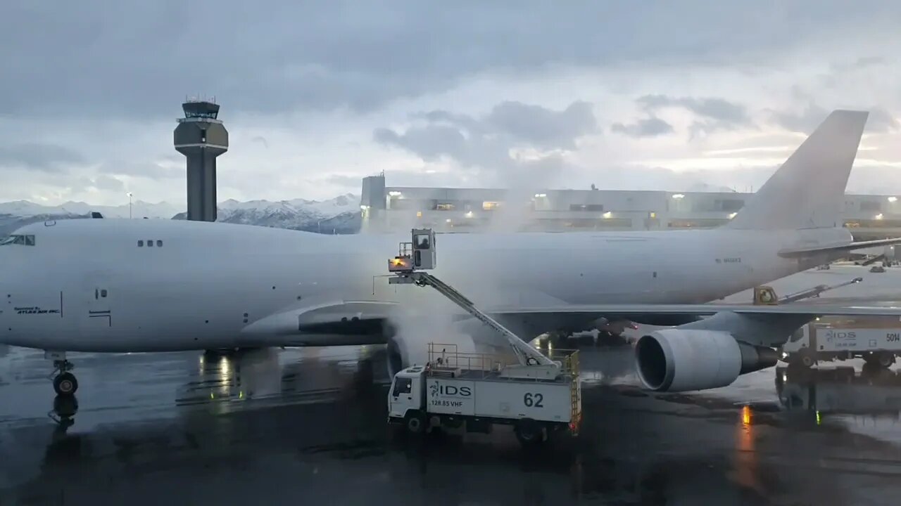 De-Icing a heavy Atlas Air B747-400ERF freighter in Anchorage. (Jan 2022)