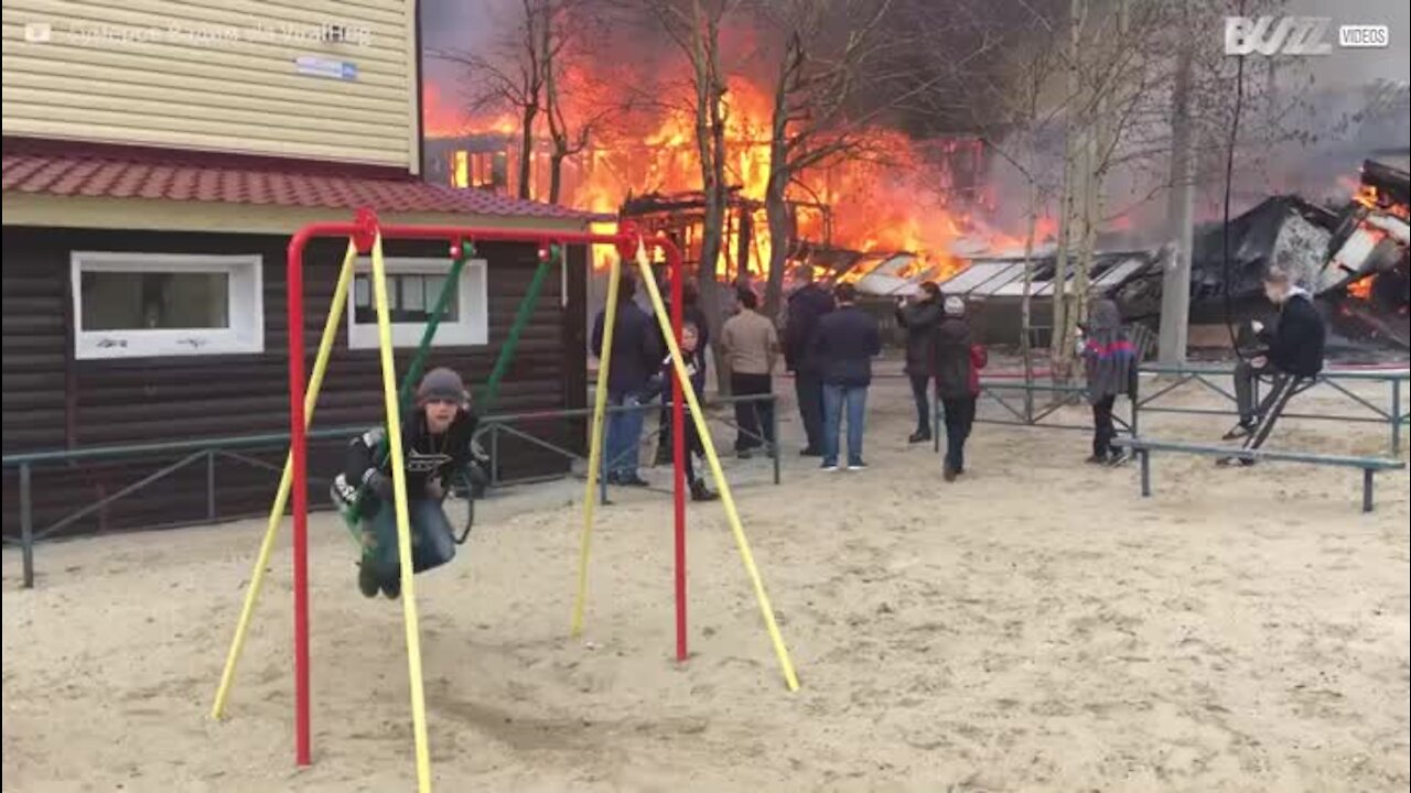 Ce garçon continue à s'amuser alors qu'un incendie fait rage