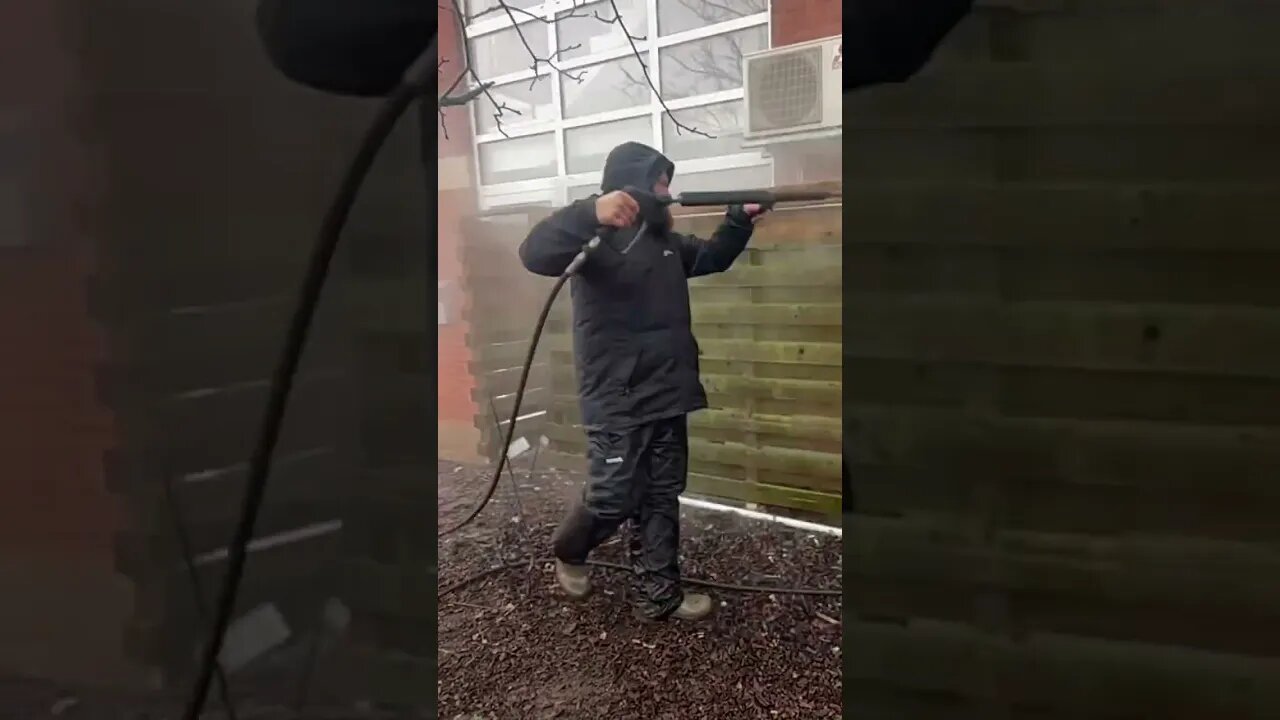 SUPER SATISFYING, Power Washing Green Algae Off A Fence #cleaningchallenge #greenwalls