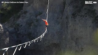 Un athlète de highline réalise un saut à plus de 100 mètres de haut!