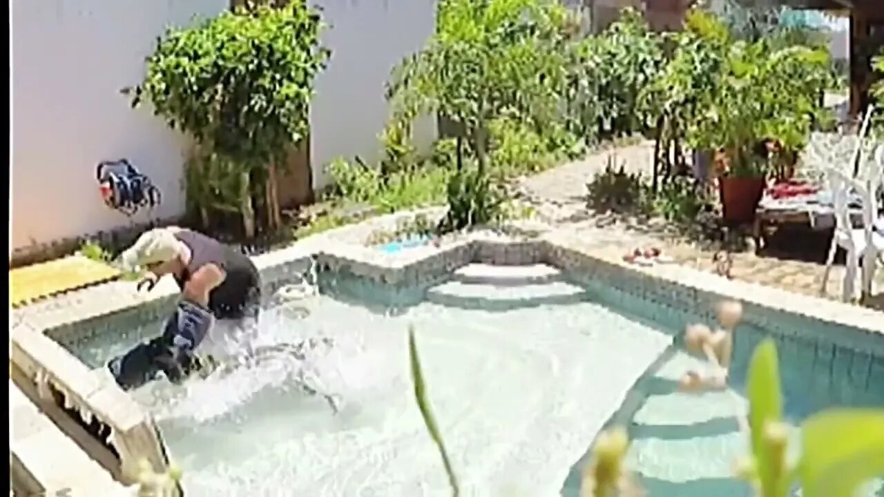 PULO NO MANGUINHO NA PISCINA