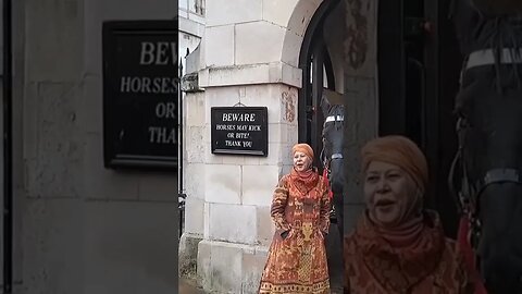 The horse gets the thumbs up #horseguardsparade