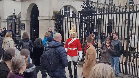 MAKE WAY CROWD MOVES #horseguardsparade