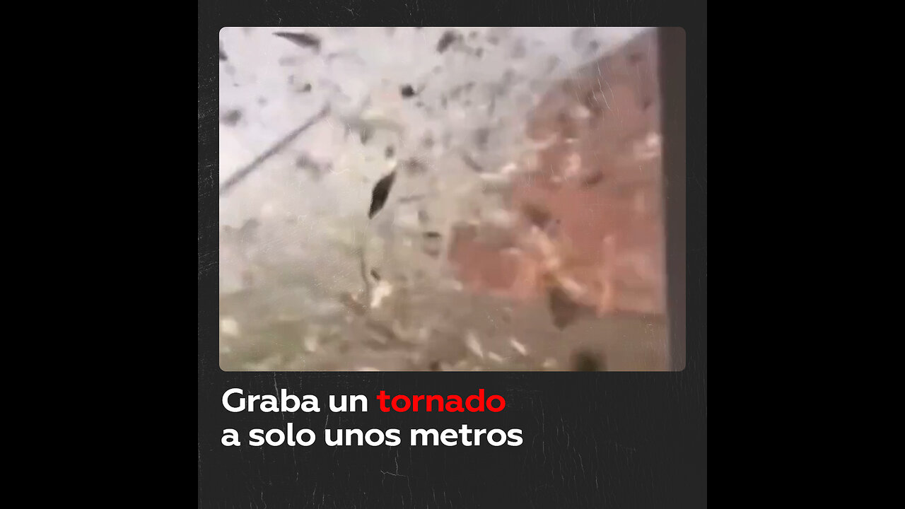 Hombre se enfrenta a un tornado en el porche de su casa