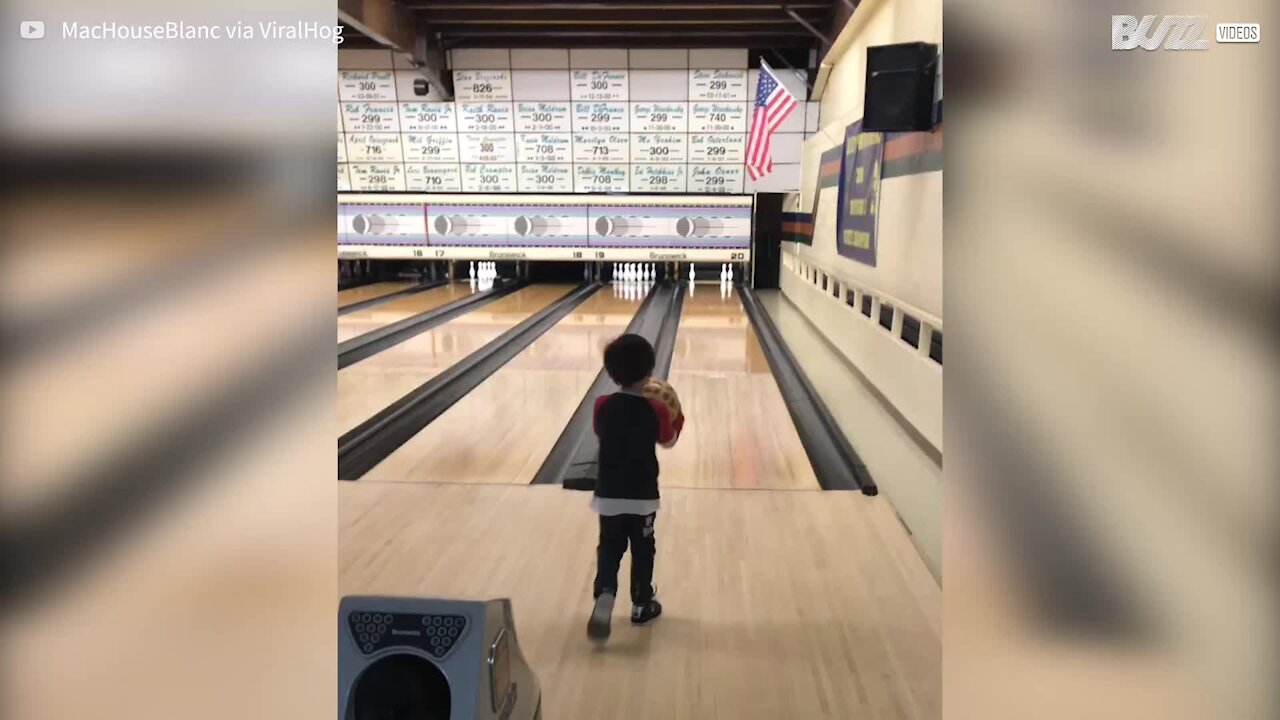 Menino executa um incrível spare no bowling