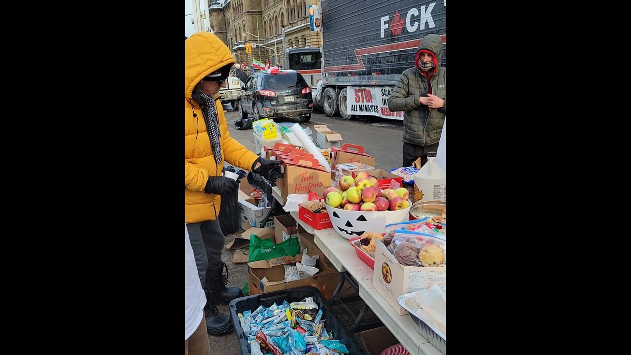 Canadians Supporting The Convoy & Eachother in Amazing Show of Love & Unity