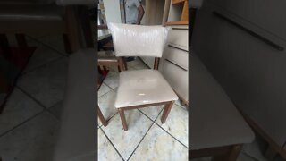 O Conjunto Mesa de Jantar com 4 Cadeiras Turim Castanho Premium 135x90cm é um móvel moderno