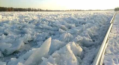 Imponerende frossen elv i Michigan