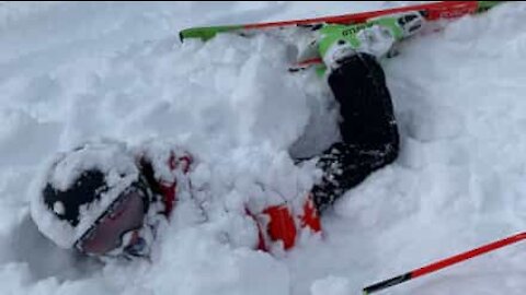 Jovem acaba afundado na neve após salto de ski