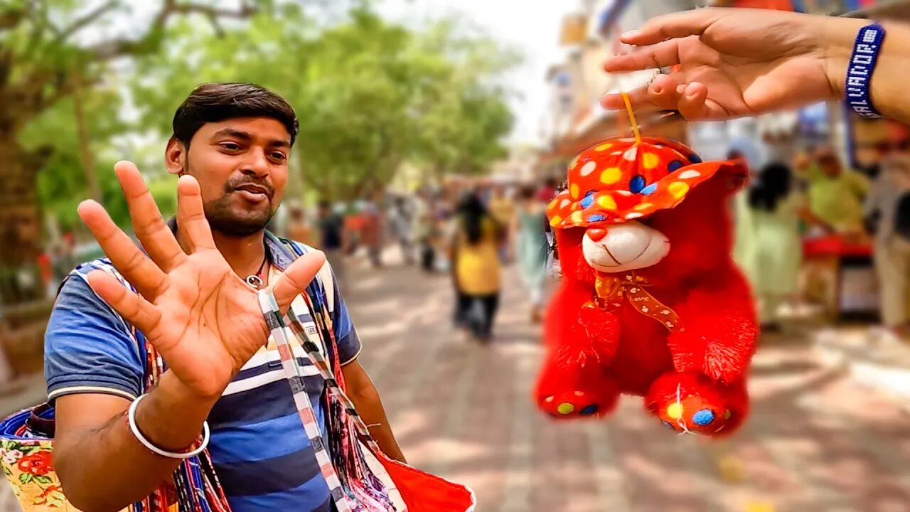 Hustling the Hustlers in the biggest market in Delhi, India 🇮🇳