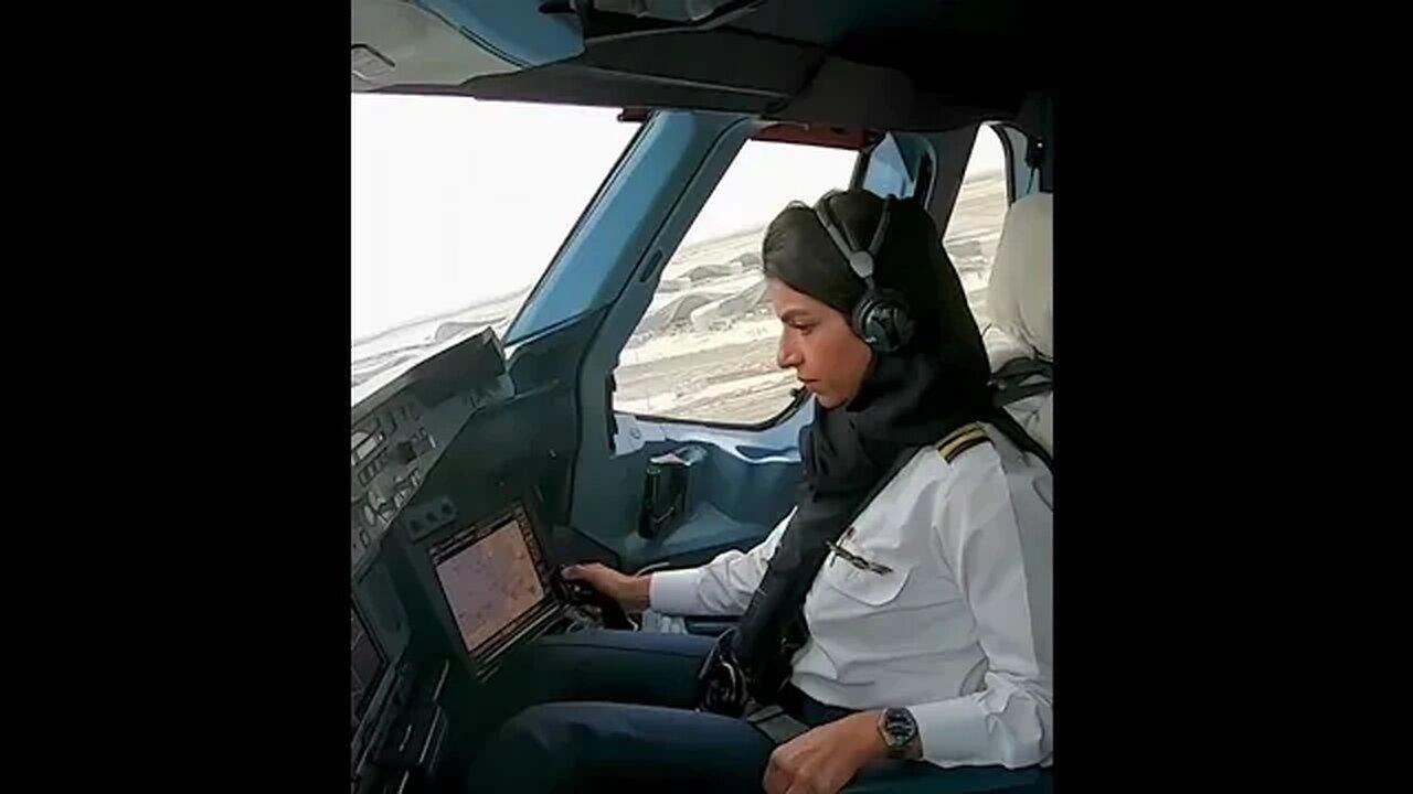 👩🏼‍✈️She pilots the Etihad Airbus A380