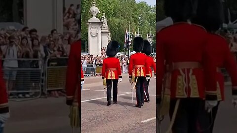 Four King's guards leaving Buckingham Palace #buckinghampalace