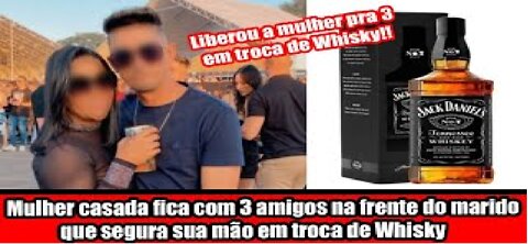 Mulher casada fica com 3 amigos na frente do marido que segura sua mão em troca de Whisky