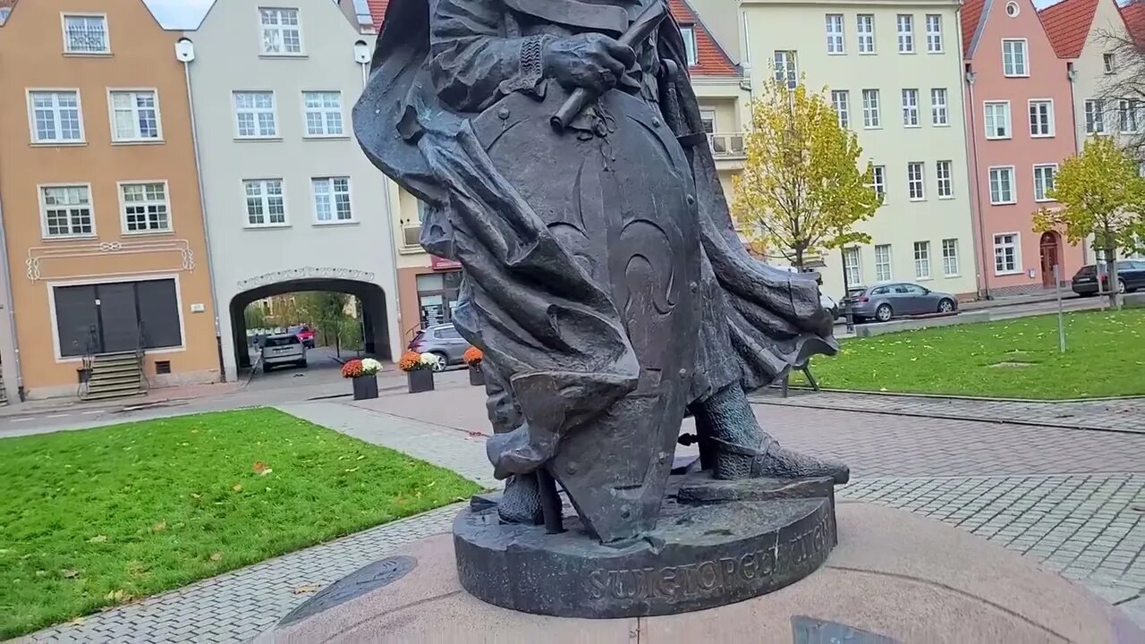 WHO PUT A PUMPKIN ATOP A #POLISH STATUE AT #GDANSK