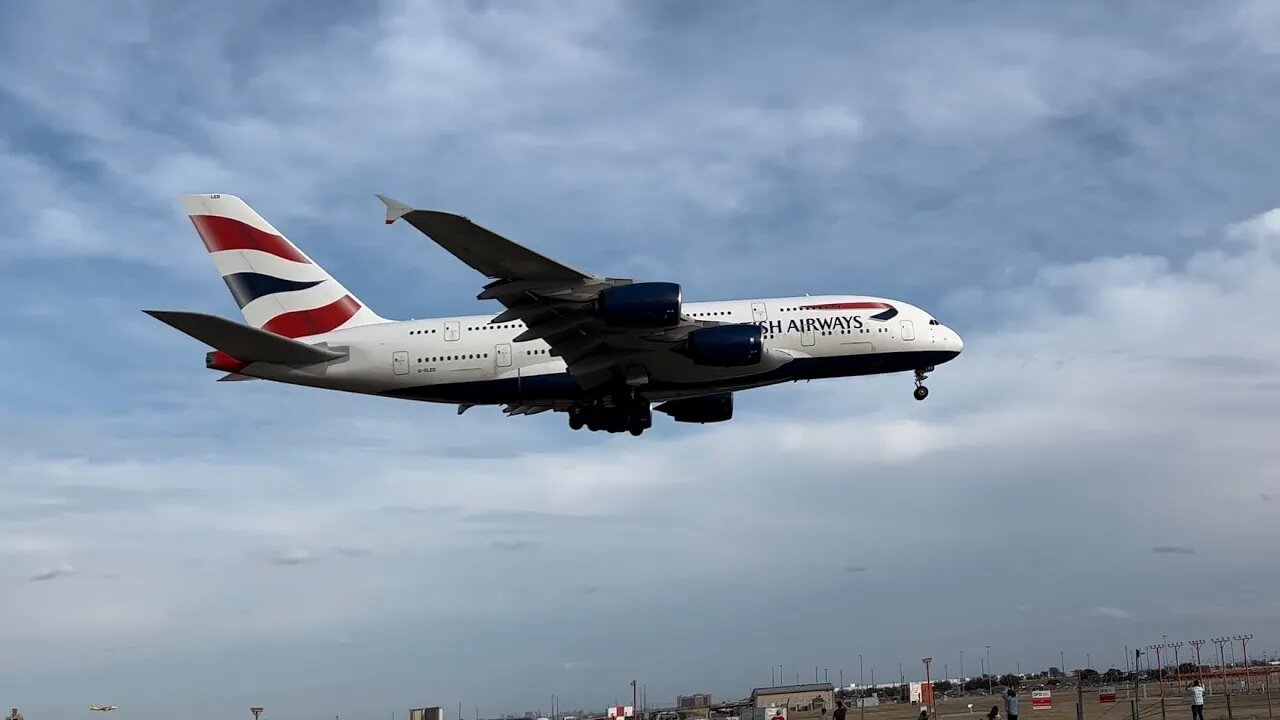 Airbus A380 Landing at DFW (VERY CLOSE & LOUD!!)