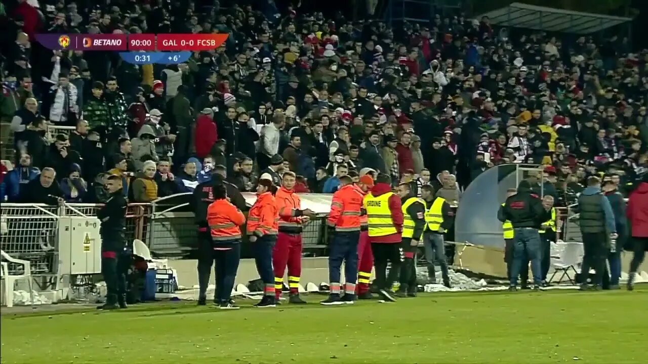 Un jandarm și-a agățat spray-ul lacrimogen de gard în timpul partidei dintre Oțelul Galați și FCSB.
